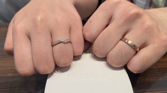ニワカの結婚指輪をつけているカップルの写真