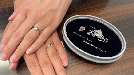 シンデレラの婚約指輪と結婚指輪をつけているカップル