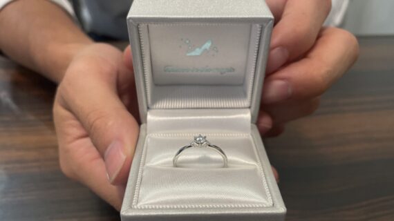 シンデレラの婚約指輪を持っている男性