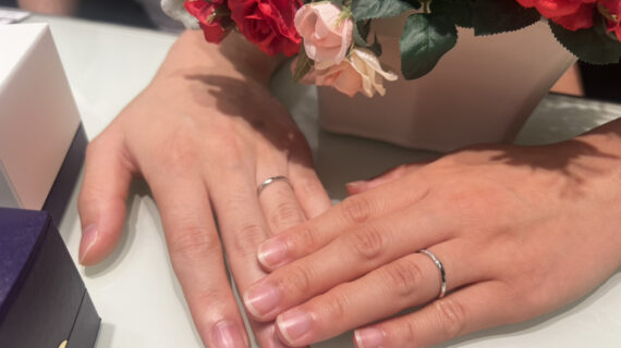 NIWAKA（ニワカ）の結婚指輪を着けたカップル
