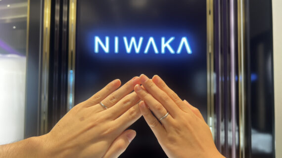 NIWAKA（ニワカ）の結婚指輪を着けたカップル