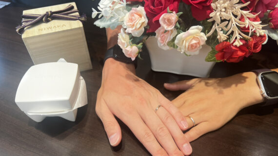 NIWAKA（ニワカ）の結婚指輪を着けたカップル