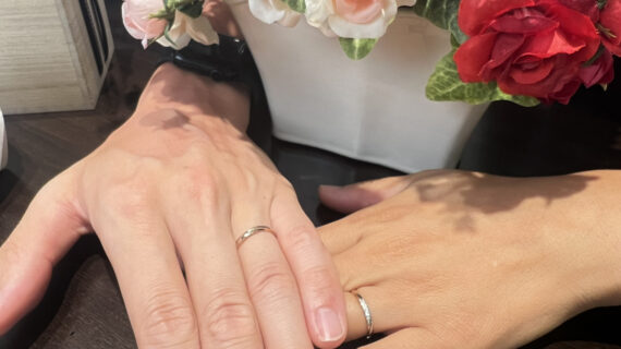 NIWAKA（ニワカ）の結婚指輪を着けたカップル