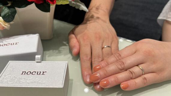 ノクルの結婚指輪を着けたカップル