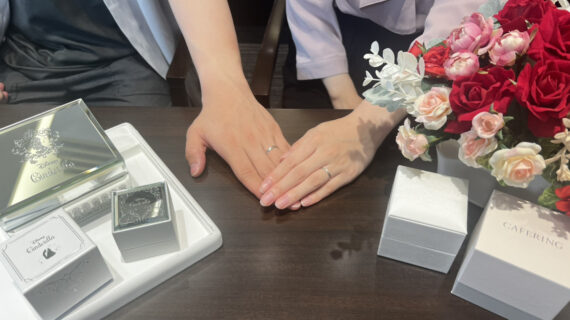 シンデレラの結婚指輪とカフェリングの結婚指輪を着けた女性