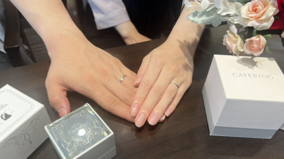 シンデレラの結婚指輪とカフェリングの結婚指輪を着けた女性