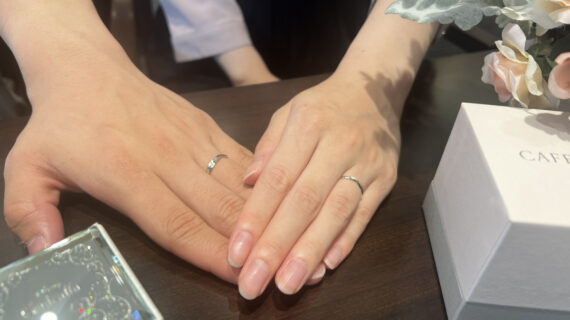 シンデレラの結婚指輪とカフェリングの結婚指輪を着けた女性