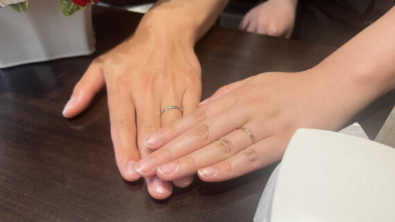 NIWAKA（ニワカ）の結婚指輪を着けたカップル