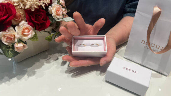 ノクルの結婚指輪が入ったケースを持つ女性