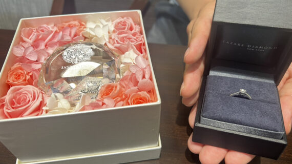 ラザールダイヤモンドの婚約指輪が入ったケースを持つ男性
