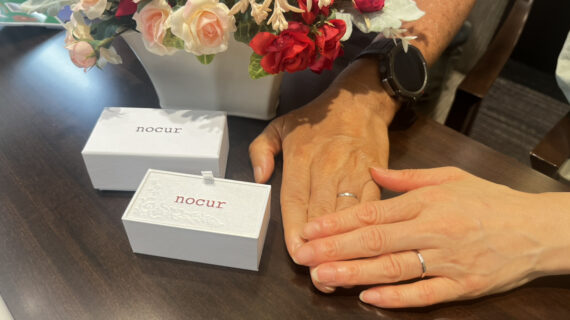 ノクルの結婚指輪を着けたカップル