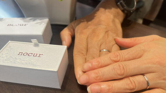ノクルの結婚指輪を着けたカップル