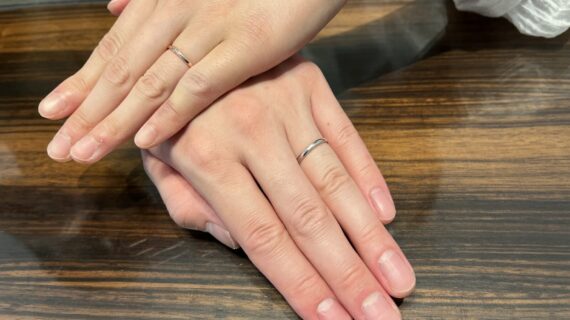 アンクオーレの結婚指輪を身につけているカップルの手元