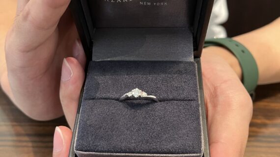 ラザールダイヤモンドの婚約指輪を渡す瞬間の男性手元