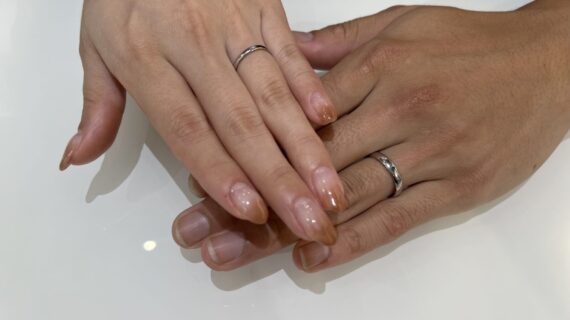 NIWAKAの結婚指輪を身につけるカップルの手元