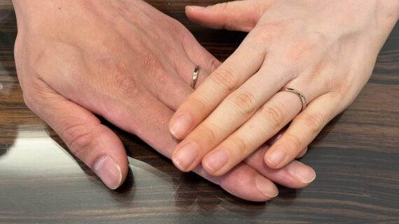 ニワカの結婚指輪を着けているカップルの手元