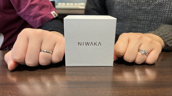 NIWAKAの婚約指輪と結婚指輪をつけた手元