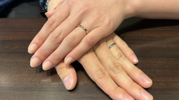 ロイヤルアッシャーの結婚指輪をつけた手元