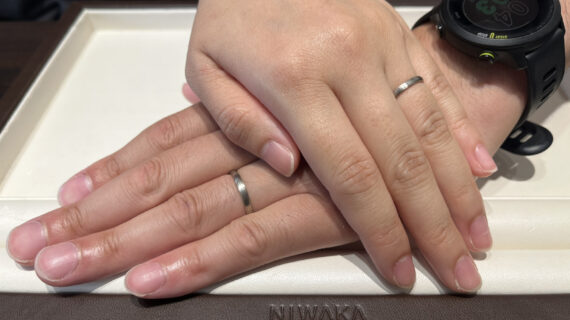 NIWAKAの結婚指輪をつけた