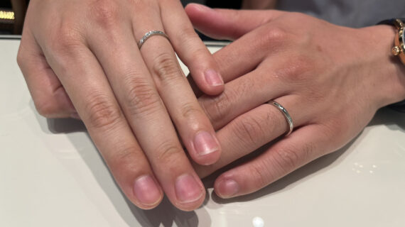 ロイヤルアッシャーの結婚指輪をつけた手元