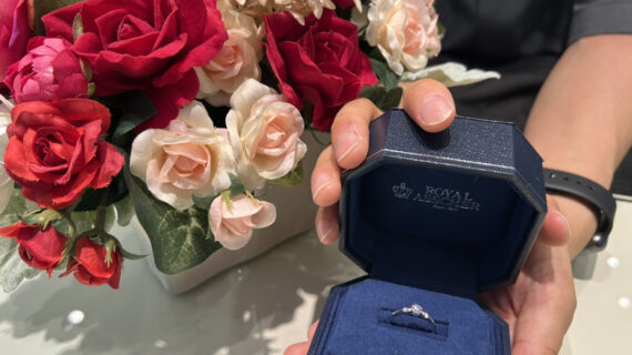 ロイヤル・アッシャーの婚約指輪を持っている男性