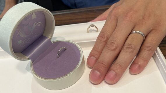 リトルマーメイドの結婚指輪を選んだ男性