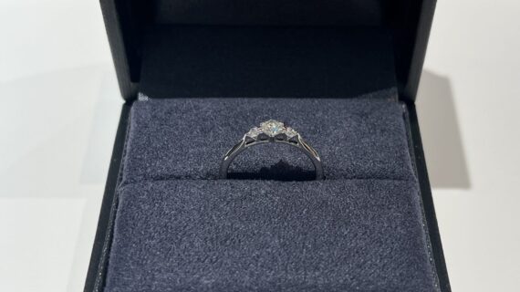 ラザールダイヤモンドの婚約指輪を選んだ男性