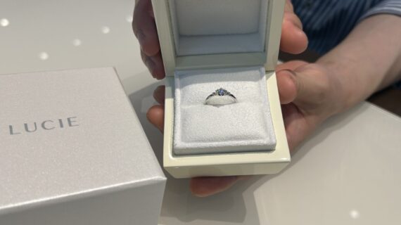 ルシエの婚約指輪を持った男性