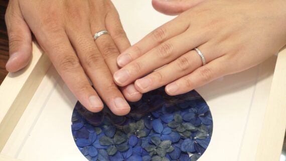 フィッシャーの結婚指輪を着けたカップルの手元