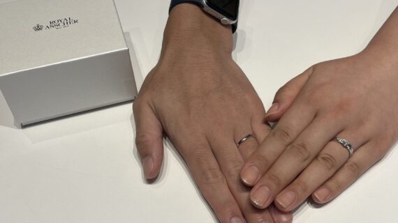 ロイヤル・アッシャーの結婚指輪を着けたカップル
