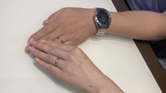 ニワカの結婚指輪を着けたカップル