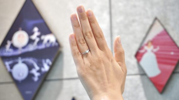 ディズニーシンデレラの婚約指輪を着けた女性の手元
