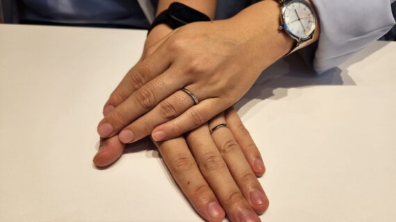 ロイヤルアッシャーの結婚指輪をつけたカップル