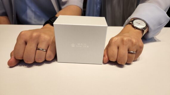 ロイヤルアッシャーの結婚指輪をつけたカップル