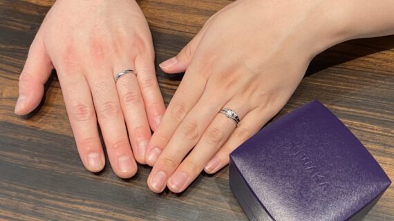NIWAKAの婚約指輪と結婚指輪を着用したカップル