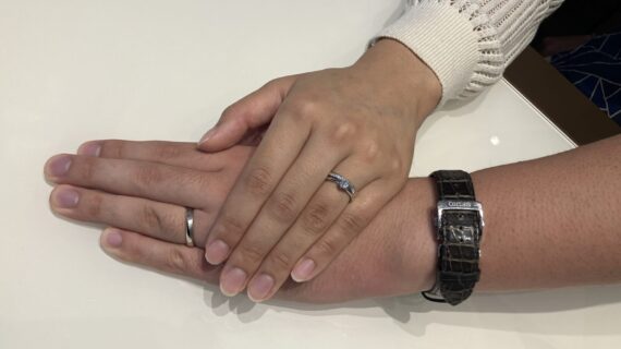 ルシエの婚約指輪と結婚指輪をつけたカップル