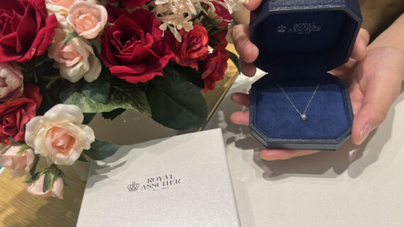 ロイヤルアッシャーの婚約ネックレスのケースを持つ男性