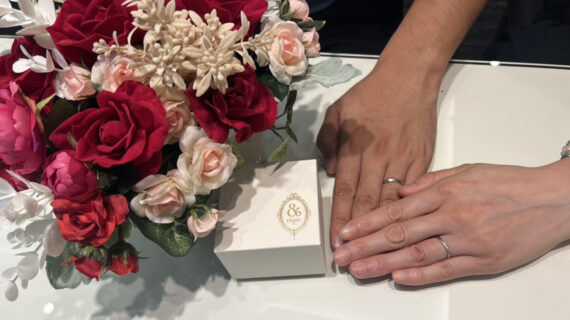 アンティックの結婚指輪を着けたカップル