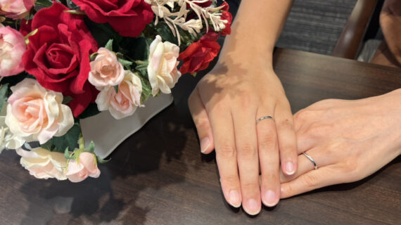 NIWAKAの結婚指輪を着けたカップル