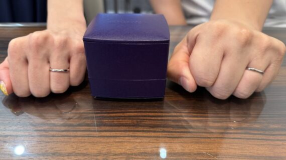 NIWAKAの結婚指輪をつけているカップル