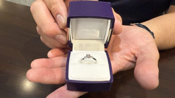 NIWAKAの婚約指輪を持っている男性