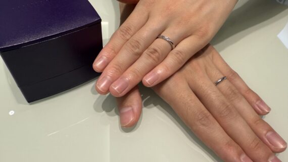 ニワカの結婚指輪をつけているカップル