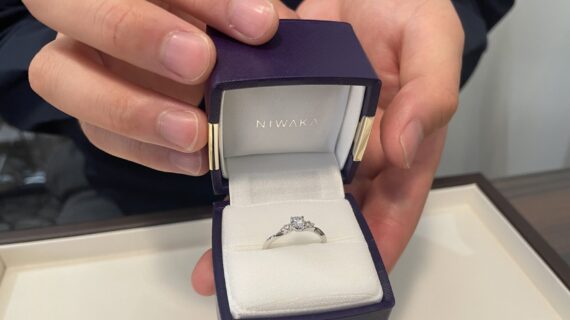 ニワカの婚約指輪を持っている男性