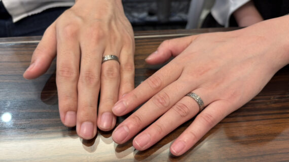 NIWAKAの結婚指輪を着けたカップル