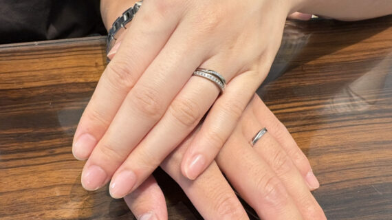 カフェリングの結婚指輪を着けたカップル