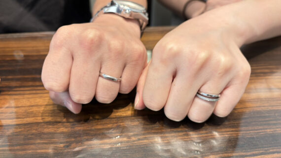 カフェリングの結婚指輪を着けたカップル