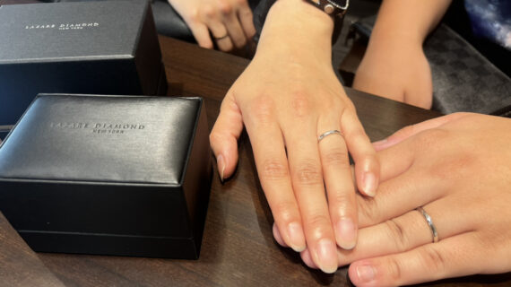 ラザールダイヤモンドの結婚指輪を着けたカップル