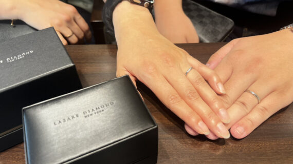 ラザールダイヤモンドの結婚指輪を着けたカップル