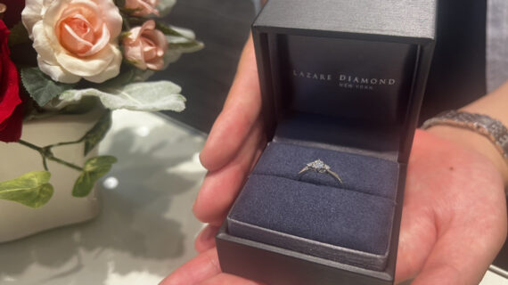 ラザールダイヤモンドの婚約指輪が入ったケースを持つ男性