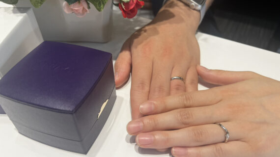 NIWAKA（ニワカ）の結婚指輪を着けたカップル